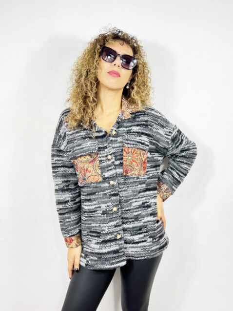 GIACCA IN MAGLIA CON TASCHE